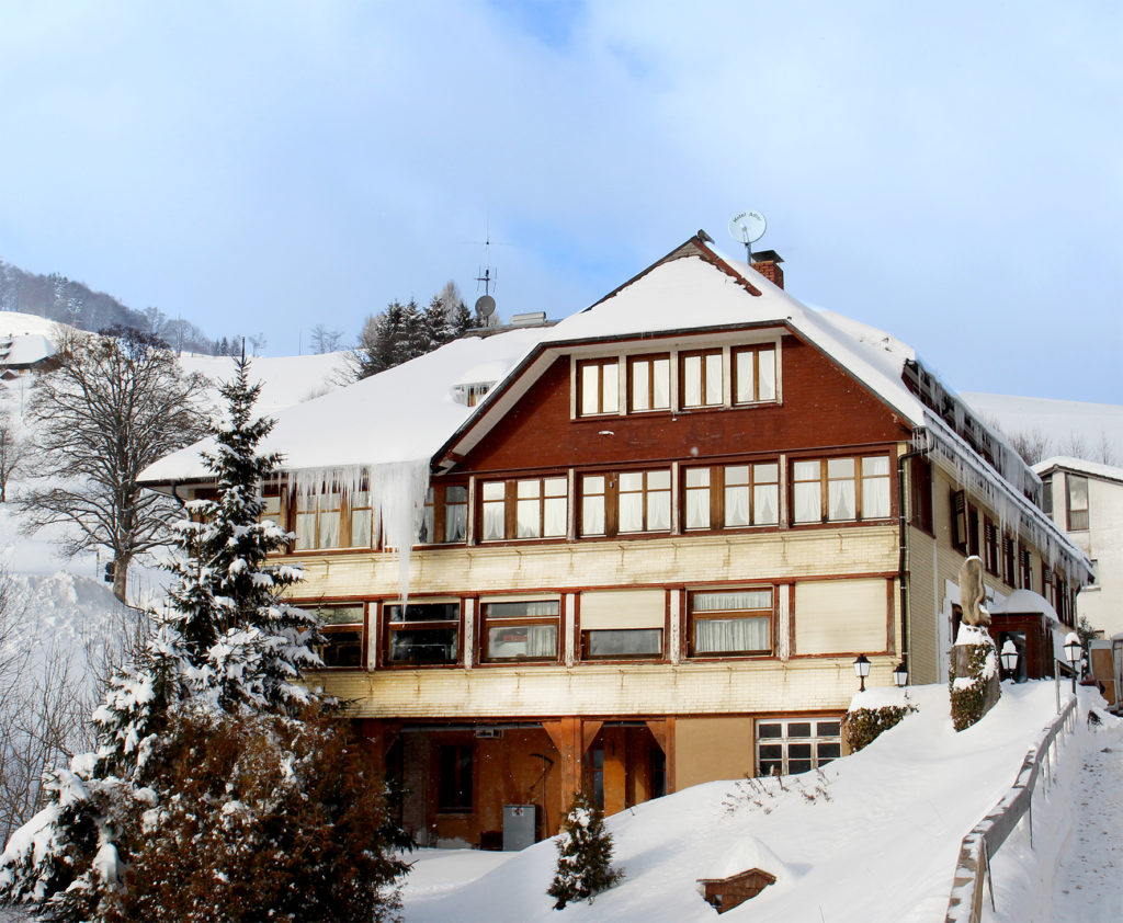 Hotel Adler Todtnau im Winter mit Eiszapfen