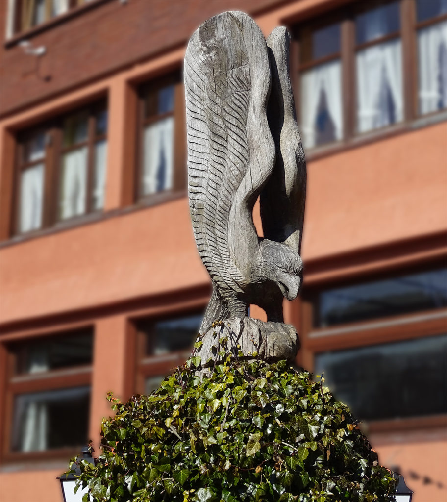 Holzfigur eines Adlers