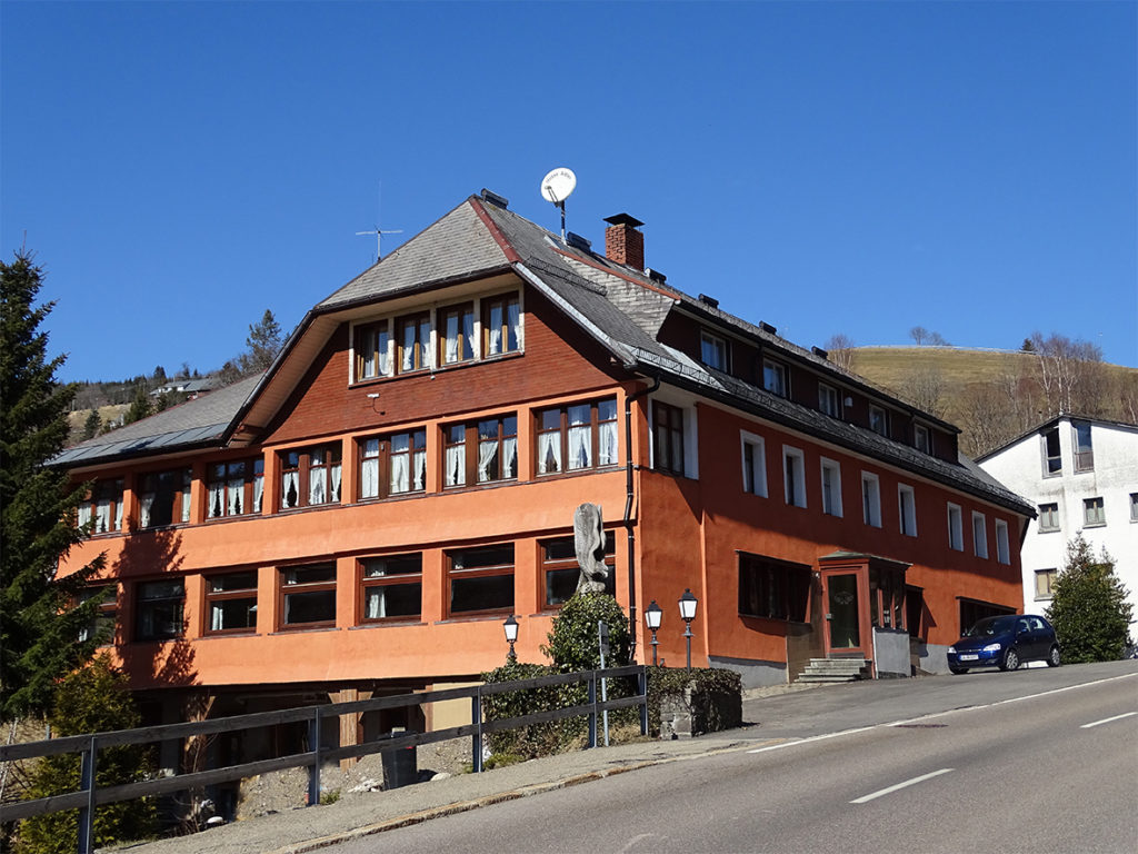 Hotel Adler Ansicht von der Straße aus neu renovierte Fassade